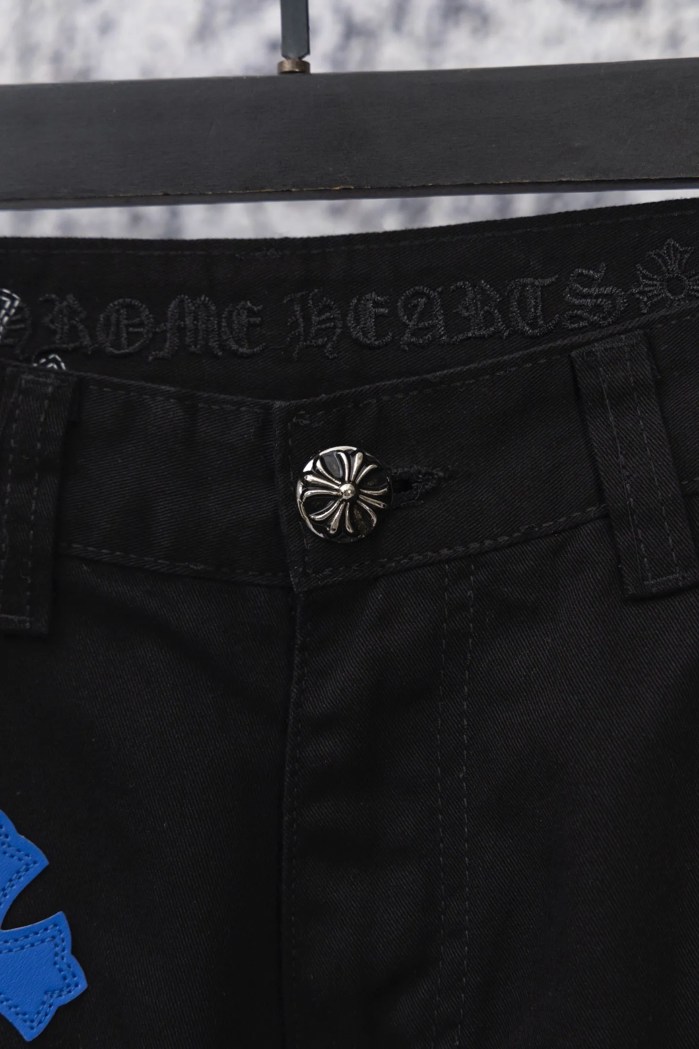P260 CH Chromehearts blue and white cross stitched leather black workwear jeans and logging pants. The cabinet price is 34W, with patchwork cross pattern embellishment and washed jeans! ! An absolutely high-end luxury product, a 1.9W-level god-level single product, a super popular product, made by top heavy industry, a magic weapon that cannot be missed! [About Zangyin] This is an extremely luxurious fashion brand that can also be called the aristocracy of the high street. It has always been an exclusive brand for some hipsters or rich second generations. Compared with ordinary high streets, it is more luxurious and noble. Compared with luxury brands, it is more fashionable and individual. It has always been a brand that I have a special liking for. [Top heavy industry fashion design] Consistently high-street luxury style. Speaking of this style, the Zangyin family and GU family are definitely the leading representative brands. Especially the Zangyin family has really achieved a state-of-the-art effect in creating high-street style. The unique washed material is used to create this style. The color system is already quite eye-catching. After it is decorated with patchwork cross flowers, it cleverly highlights the charm of the brand. Secondly, this style uses classic The high-waist cutting design highlights the long legs and fashionable temperament of the upper body. The brand is highly recognizable and the slim fit configuration is more suitable for daily wear. It is a product that interprets personality, fashion, and specifications at a glance. This single product is enough to make any fan excited. It can be a white T-shirt for a youthful college style, or a tight suspender for a royal style. It has strong matching ability and can be easily controlled by men.  [Materials and craftsmanship] Needless to say, this point goes without saying. As an excellent craftsman brand, Zangyin’s requirements for details and craftsmanship are really perfect. The washed color of this model has gone through so many processes, not to mention the embellishment of denim appliques. It is also purely hand-made and sewn. Just like what they believe in, only hand-made things have soul and have the meaning of wear. A top-notch heavy-duty fashionable denim item, I look forward to your perfect interpretation! !  Color: Black Size: 28-36